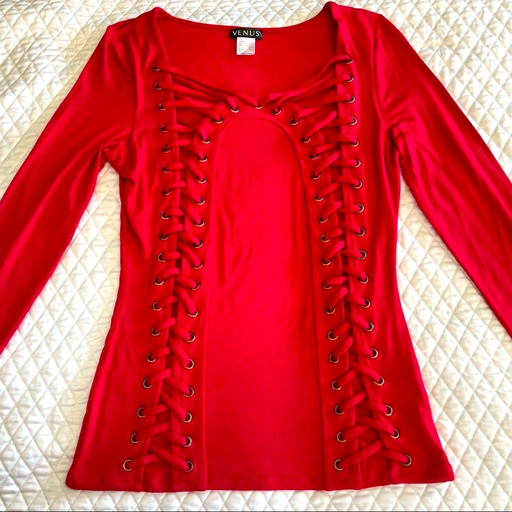 🔥🔥🔥 Red hot fitted long sleeve top